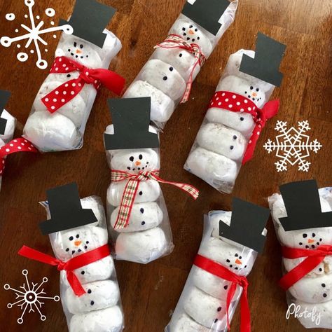 Snowmen + donuts = instant hit! Christmas Gift Baskets, Jul Mad, Easy Homemade Christmas Gifts, Diy Holiday Gifts, Easy Christmas Crafts, Homemade Christmas Gifts, Christmas Crafts For Kids, Homemade Christmas, Xmas Crafts