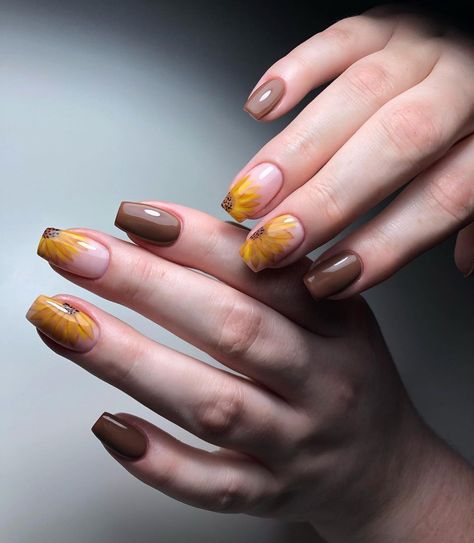 Mustard Nails Design, Elegant Fall Nail Designs, Mustard Nails, Fall Manicures, Fall Nail Art Ideas, Pumpkin Nail Designs, Line Nail Designs, Sparkle Nail Designs, Plaid Nail Designs