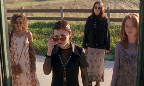 11 '90s Witch Movies That Are Worth Revisiting Craft Movie Outfits, The Craft 1996 Aesthetic, The Craft Movie Outfits, The Craft Fashion, The Craft Aesthetic, 90s Teen Movies, We Are The Weirdos Mister, Goth Babe, Nancy Downs