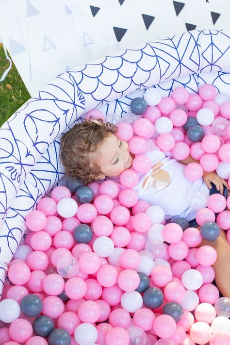 How to Make Your Own Ball Pit. #ballpit #party #kids #fun #balls #partyideas Pool Games To Play, Diy Ball Pit, Diy Sandbox, Diy Photo Backdrop, Birthday Invitations Diy, Baby Pool, Pool Ball, Kiddie Pool, Invitations Diy