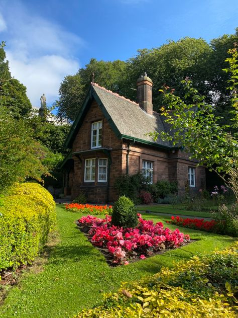 #edinburgh #cottage #cottagecore #aesthetic #travel #scotland #photo #flowers #garden Scottish Homes Cottages, Edinburgh House Aesthetic, Cottage In Scotland, Scotland House Interior, Scotland Homes, Scotland Garden, Cottage Scotland, Peaceful Cottage, Scotland Cottage