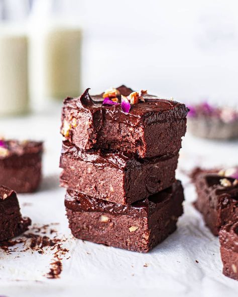 Anthea on Instagram: “Unbaked brownies with choc avocado frosting! Sometimes I love recipes when I don't have to 'cook'. It means that I can't burn anything and…” Vegan Brioche, Raw Vegan Brownies, Fudgy Vegan Brownies, Avocado Frosting, Raw Brownies, Best Vegan Desserts, Vegan Cinnamon Rolls, Vegan Lasagna, Raw Vegan Desserts