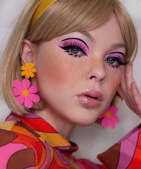 the most popular makeup trends throughout history that you can wear today 1960s Makeup, Look Disco, 60s Makeup, 70s Makeup, Retro Makeup, Vintage Makeup, Pink Makeup, Editorial Makeup, Pretty Makeup