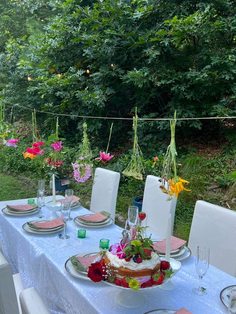 midsummer themed party. fairy flower theme Spring Fling Party, Garden Dinner Party, Diy Garden Ideas, Garden Dinner, Fairy Garden Birthday Party, Garden Party Theme, Fairy Tea Parties, Fall Dinner Party, Dinner Party Decorations