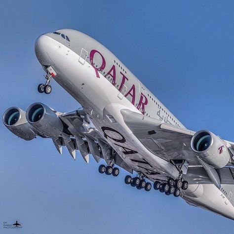 #airbus #airplane #qatar #qatarairways Commercial Plane, Airplane Wallpaper, Air Carrier, Aviation World, Airplane Photography, Passenger Aircraft, Airbus A380, Aircraft Photos, General Aviation