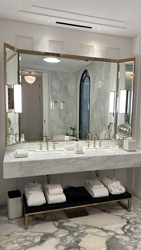 Bathroom Gold, Bedroom Comforter Sets, French Apartment, Bubble House, Best Bathroom Designs, Washroom Design, White Mirror, Chic Bathrooms, Hotel Bathroom