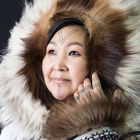 Beautiful Trisha proudly showing her traditional tattoos a year ago in Cambridge Bay, Nunavut during the Inuit Tattoo Revitalization… Inupiaq Tattoo, Traditional Indigenous Tattoos, Inuit Traditional Tattoo, Traditional Face Paint, Inuit Face Tattoo, Inuit Tattoos, Inuit Clothing Traditional Dresses, Indigenous Tattoos, Inuit Photography