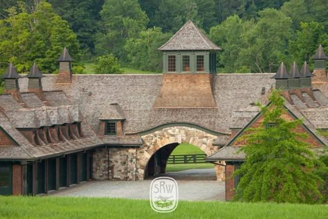 Stable Exterior Design, Elegant Horse Stables, Horse Stables Design Exterior, Horse Stable Exterior, Horse Stables Exterior, Horse Barn Exterior, Stable Exterior, Shope Reno Wharton, Horse Barn Designs