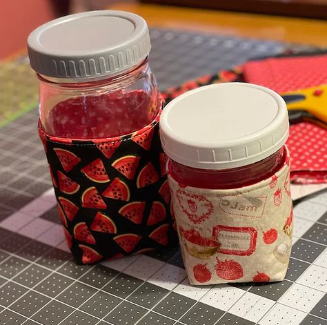 Mason Jar Cozy Sew, Koozies Diy, Quilt Sewing Room, Mason Jar Cozy, Quilting Digest, Spring Quilts, Quilted Gifts, Christmas Mason Jars, Canning Jar