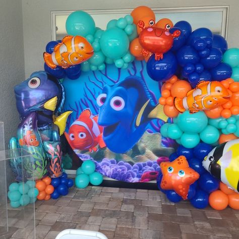 Nemo Themed 1st Birthday Party, Finding Nemo Centerpieces Diy, Dory Birthday Party Decorations, Diy Finding Dory Party Decorations, Finding Dory Party Ideas Decorations, Finding Nemo Theme Party, Nemo Balloon Arch, Finding Nemo Birthday Decorations, Finding Nemo 3rd Birthday Party