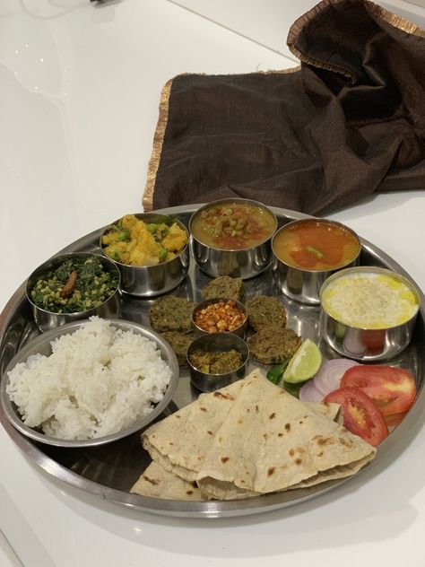 Wedding Food Plate, Maharashtrian Thali, Tiffin Recipe, Yellow Lentils, Rustic Recipes, How To Boil Rice, Protein Packed Snacks, Food Plate, Indian Snack Recipes