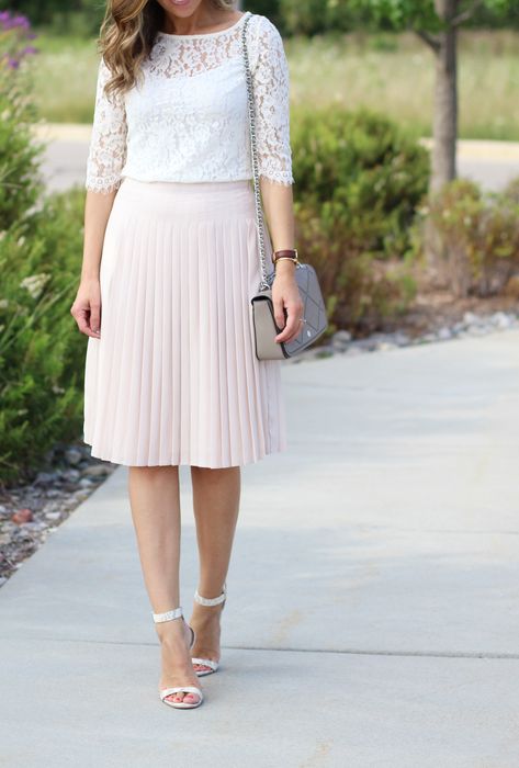 Pink Pleated Skirt, Casual Dressing, Feminine Details, Classy Girl, Look Vintage, Style Dresses, Spring Outfits Casual, Office Outfits, Modest Dresses