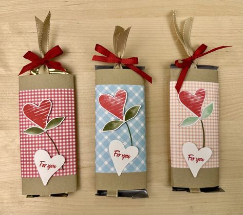 Sweet Wrapping Ideas, Wrap Chocolate Bar, Diy Chocolate Bar Wrappers, Chocolate Bar Gift Wrap, Stampin Up Candy Bar Holder, Valentine Hershey Bar Wrapper, Candy Bar Wrapper Ideas, Wrapped Candy Bar Ideas, Candy Bar Valentines Ideas