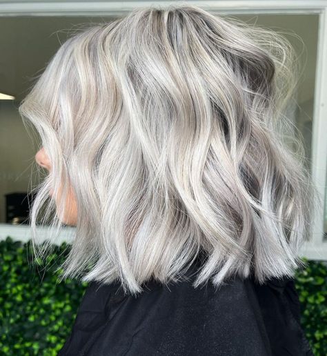 Blunt Gray Lob with Highlights Pompadour Style, Short Wavy Haircuts, Grey Blonde, Silver Blonde Hair, Salt And Pepper Hair, Hair Gloss, Beautiful Gray Hair, Silver Blonde, Low Maintenance Hair