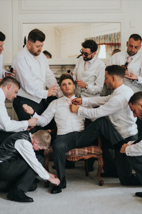 Wedding Poses Funny, Wedding Photos Ideas For Photographers, Wedding Photos With Maid Of Honor, Groomsmen And Bride Photos, Funny Wedding Photo Ideas, Bride First Look With Groomsmen, Wedding Photo Ideas Inside, Fun Family Wedding Photos, Wedding Day Photo Ideas Must Have