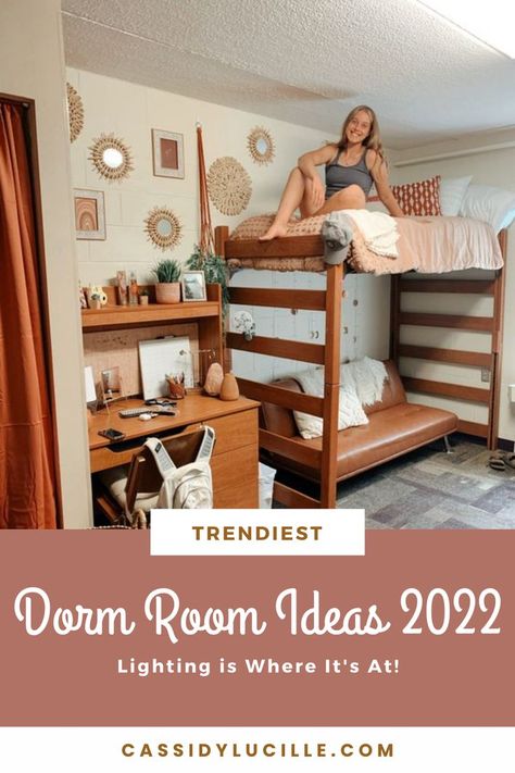 Dorm lighting is so important! Lighting has the ability to add dimension, change the mood, and even make your dorm room feel larger. Dorm Room Esthetics, Collage Dorm, College Bedroom Decor, Dorm Room Layouts, College Vibes, College Dorm Room Inspiration, College Necessities, Dream Dorm Room, Boho Dorm Room