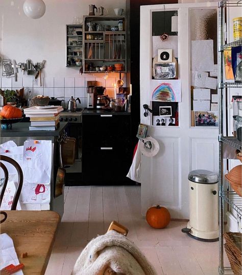 Danish Apartment, Swedish Kitchen, My Scandinavian Home, Eclectic Homes, Bohemian Living Room Decor, Danish Interior, Keeping It Real, Bohemian Living Room, Scandinavian Home