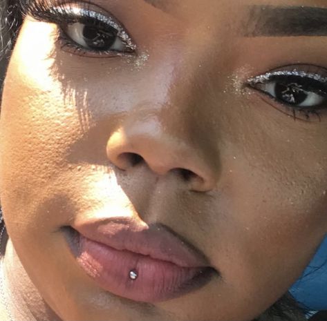 Lip Piercing In The Middle, Lip Peircings Middle, Ashley Lip Piercing, Black Women Tattoo Ideas, Piercings Black Women, Bottom Lip Piercing, Middle Lip Piercing, Lip Piercing Stud, Piercing Bump