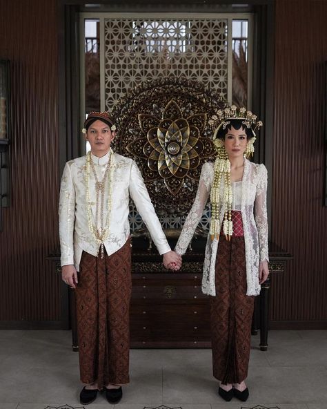 Kebaya Akad Nikah Muslim Jawa, Wedding Dress Jawa, Javanese Wedding Hijab, Akad Nikah Jawa, Wedding Jawa Hijab, Pengantin Jawa Hijab, Jawa Wedding, Wedding Kebaya, 80s Womens Fashion