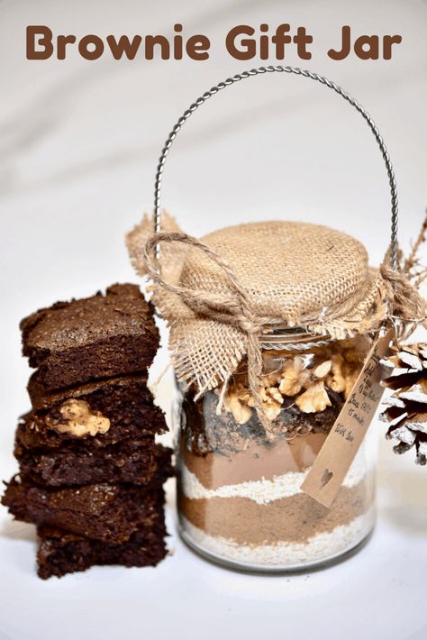 A lovely gluten free Christmas gift brownie in a jar. A cheap edible Christmas gift option that can easily be made in advance and Veganised. Brownie Gift, Gluten Free Brownie, Brownies In A Jar, Gluten Free Gifts, Edible Christmas Gifts, Christmas Meals, Christmas Brownies, Festive Recipes, Brown Recipe