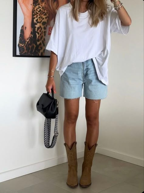 Cycle Bar Outfit, Austin Street Style Texas, Overall Outfit Inspiration, Western Sheek Outfits, Australian Style Fashion Summer, City Chic Outfits Summer, Womens Outfits With Cowboy Boots, Site Seeing Outfit Summer, 90s European Fashion