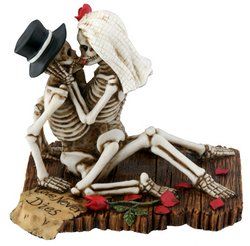 Romantic Skeletal Love Never Dies Figurines for Halloween Skeleton Sculpture, Halloween Wedding Cakes, Skeleton Couple, Halloween Themed Wedding, Skull Wedding, Goth Wedding, Dark Wedding, Love Never Dies, Mexican Wedding