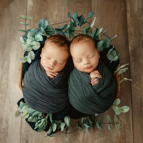 Twin newborn sessions are a bit harder than one baby session, but these two Amazon ng baby boys rocked their session😍 swipe for the over-cuteness😍😍 Newborn Twin Poses, Newborn Photoshoot Twins, Newborn Twin Family Photos, Newborn Twin Photoshoot, Twin Boy Newborn Photography, Newborn Pictures Twins, Twins Newborn Photography, Twin Picture Ideas, Twin Baby Photoshoot