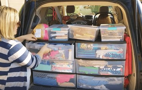 Packing A Car For A Road Trip, How To Pack A Car For A Road Trip, Car Vacation Road Trip Hacks, Roadtrip Organization Hacks, Roadtrip Packing Hacks, Organizing Car For Long Road Trip, Car Organization For Road Trips, Road Trip Car Packing, Car Organization Ideas For Road Trips