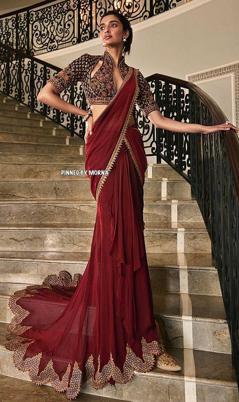 Tarun Tahiliani - India 🇮🇳 Indian Wedding Bridal Outfits, Tarun Tahiliani Saree, Indian Women Fashion, Cutout Blouse, Fancy Sarees Party Wear, Designer Sarees Collection, Scalloped Border, Desi Fashion Casual, Saree Designs Party Wear