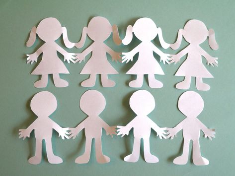 How to Make Paper People Cut Outs. If you've got scissors, paper and a pencil, making paper people cut outs is as easy as fold, draw and cut. Have fun experimenting with various silhouettes, sizes and paper color. Paper Doll Chain, Kalluto Zoldyck, Paper Doll Craft, Princess Paper Dolls, Paper Doll Printable Templates, Paper Dolls Diy, Paper Doll House, Paper People, Paper Chains