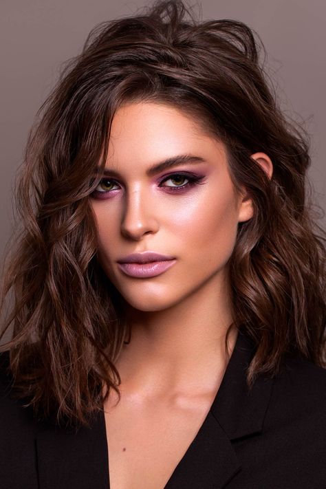 25+ Sexy Makeup Ideas For Valentines Day Makeup Ideas For Valentines Day, Become Prettier, Glow Up Challenge, Rock Your Hair, Smokey Makeup, Haircut Styles For Women, Wavy Haircuts, Wavy Hairstyles, Hair Guide