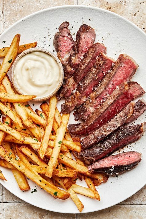 Juicy ribeye steak and crispy french fries pair perfectly with garlic aioli, in this classic, steak frites dish. Cooking The Best Steak, Easy Steak Fajitas, Steak Dishes, Plats Healthy, Crispy French Fries, Easy Steak, Steak Frites, Steak Bites, Skirt Steak