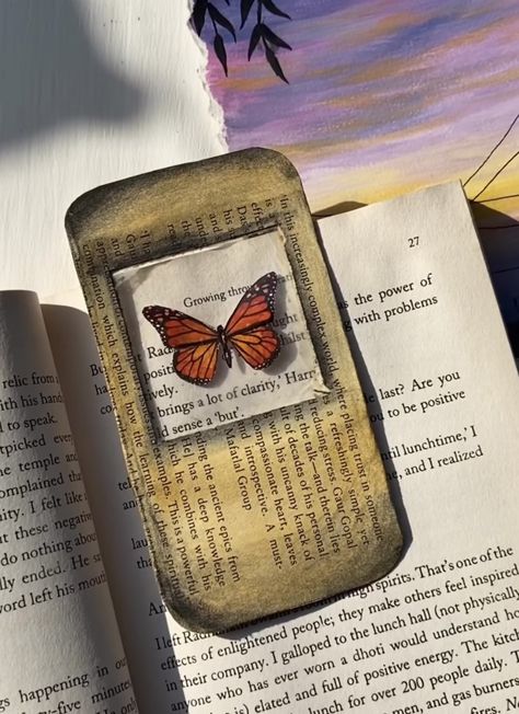 Handmade Bookmarks Diy Butterfly, How To Make Transparent Bookmark, Aesthetic Bookmarks Vintage, Transparent Bookmark Diy, Diy Vintage Bookmarks, Vintage Bookmarks Handmade, Butterfly Bookmarks Diy, Bookmark Ideas Creative, Diy Bookmarks Creative