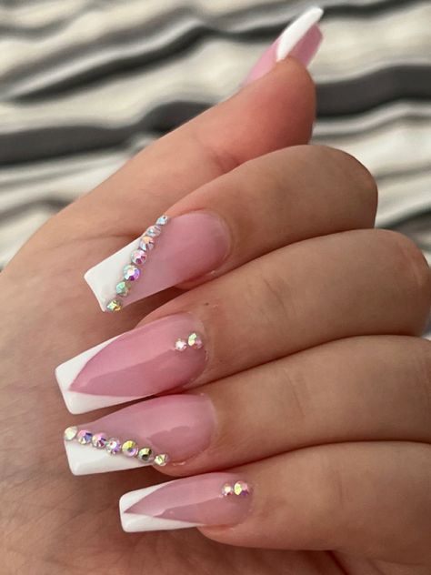 White French With Gems Nails, White Nails With Designs Diamonds, White Nail Short Design, White French Tip Nails With Accent Nail, White V French Tip Nails With Design, Fancy French Tip Nails Coffin, French Tip Nails With Jewels Rhinestones, Nail Ideas French Tip With Gems, French Tip Nails Variation