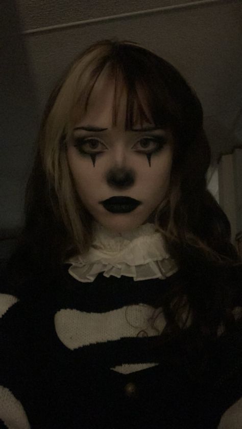 Dark Scary Halloween Costumes, Makeup Ideas For Halloween Simple, Black Clown Costume Women, Scary Maid Makeup, Halloween Makeup Inspo Clown, Creepy Mime Costume, Enby Halloween Costumes, Cute Halloween Clown Makeup, Cute Scary Clown Costume