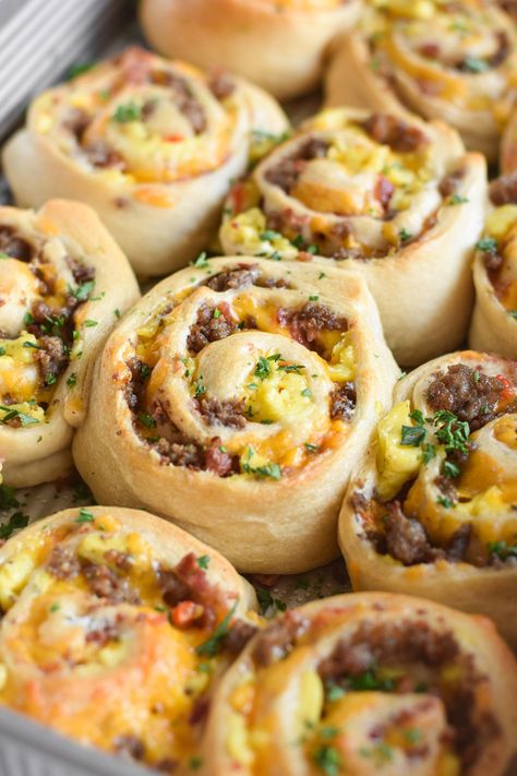 Breakfast Rolls Breakfast Cinnamon Rolls With Eggs, Breakfast Deserts Easy, Easy Casserole Recipes Breakfast, Cold Morning Breakfast Ideas, Brunch For Group, Thanksgiving Breakfast Pastries, Winter Morning Breakfast, Pillsbury Breakfast Casserole, Christmas Breakfast Boards