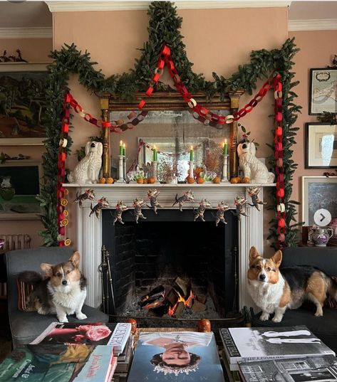 English Christmas, Home Decor Aesthetic, Cottage Christmas, Christmas Interiors, Home Decoration Ideas, Christmas Mantle, Christmas Feeling, Christmas Inspo, Christmas Home Decor