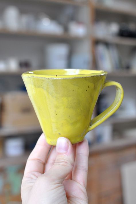 I've made it EASY to create this cutest ceramic teacup with my free downloadable teacup pottery template! Subscribe to my newsletter to get the template. ✌ Pottery Templates Free Printable, Teacup Pottery, Teacup Template, Pottery Templates, Pottery Tutorials, Coil Pottery, Slab Ceramics, Beginner Pottery, Mug Crafts