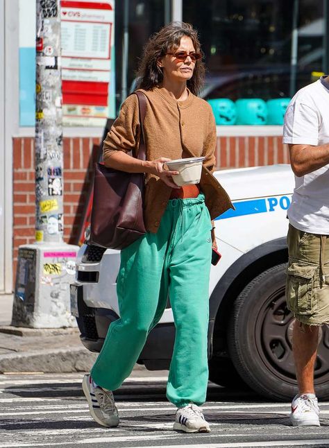 Katie Holmes Can't Stop Wearing These Alo Yoga Sweatpants Sweatpants Street Style, Alo Yoga Outfit, Yoga Style Outfits, Yoga Sweatpants, Katie Holmes Style, Minimal Chic Style, Neutral Tops, Style Sweatpants, Sweatpants Outfit