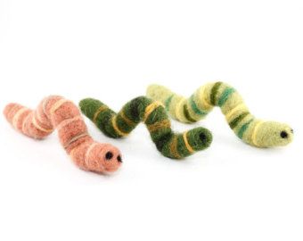 Green Caterpillar, Felted Earrings, Felt Bookmark, Needle Felting Diy, Garden Insects, Needle Felting Projects, Needle Felted Animals, Felt Diy, Wet Felting