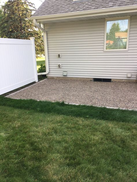 Diy Pea Gravel Patio, Gravel Patio Ideas, Gravel Patio Diy, Poured Concrete Patio, Pea Gravel Patio, City Farmhouse, Gravel Patio, Cheap Patio, Pea Gravel