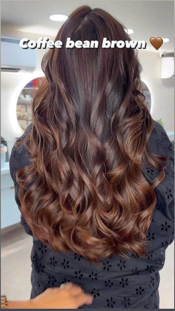 Curly Long Hair Color Ideas, Chocolate Bolyoge, Brown Gold Balayage, Brown Sugar Brunette, Brown Hair Color Shades, Dark Brunette Hair, Effortless Look, Brown Hair Looks, Brown Hair Inspo