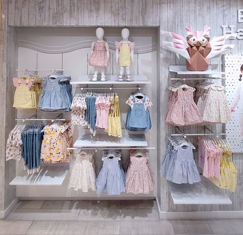 Baby Boutique Display Store Interiors, Babyshop Idea, Kids Retail Store Design, Baby Shop Interior Design Kids Store, Kids Shop Design, Children Boutique Display, Kids Boutique Ideas, Baby Boutique Display, Childrens Boutique Ideas