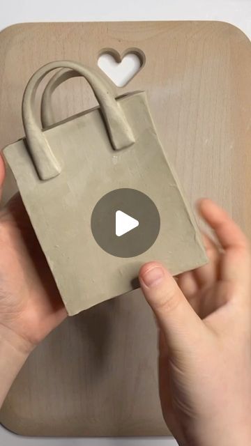 Crockd on Instagram: "how to make a handbag 🥰 a simple slab diy to hold flowers, toothbrushes, anything that can be carried! Hehe 🥰 let me know if you like the longer more detailed tutorial! ✨ 

Made by pottery pal @chelseamorganart 😇

#clay #pottery #athomepottery #claydiytutorial #howtoclay #handmadegifts #diygiftideas #easydiycrafts #easyclaydiy #potteryinspo #clayinspo #handbuilding #crockd" Simple Ceramic Sculpture, Ceramics How To, Hand Pottery Ideas Simple, Pottery Tutorials Hand Built, Slab Project Ceramics, Ceramic How To, Soft Slab Ceramics Ideas, Easy Slab Pottery, Pottery By Hand