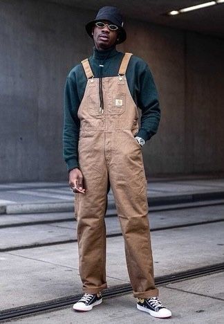 Brown overalls with mockneck sweater Men Overalls Outfits, Earthtone Outfits Men, Overalls Outfit Ideas, Mens Overalls Outfits, Carhartt Overalls Outfit, Overalls Outfit Men, Plus Size Men Outfits, Black Overalls Outfit, Overalls Men Fashion