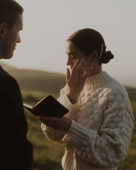 Elopement In Scotland, Isle Of Skye Wedding, Isle Of Skye Elopement, Cotswolds Elopement, Elopement Abroad, Wales Elopement, Fall Wedding Pics, Cozy Elopement, Lapland Wedding