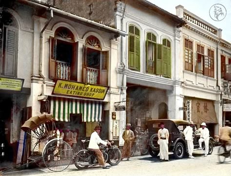 A street scene of Kuala Lumpur - Probably in the 1920's. Note the shop sinage 'Eating Shop' Retro Malaysia, Malaysia Vintage, Vintage Store Ideas, History Of Malaysia, Kuala Lumpur Travel, History Of Singapore, Vintage Mask, Kampar, Library Week