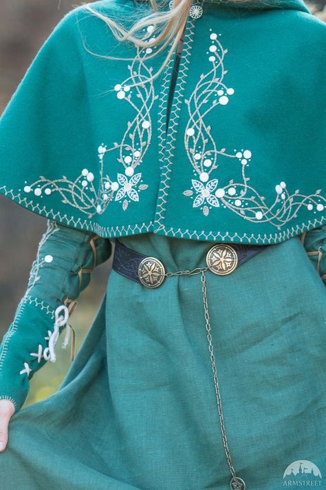 Fairy Tale Clothes, Medieval Dress Embroidery, Fantasy Inspired Outfits Modern, Fairy Tale Embroidery, Elven Embroidery, Cloak Embroidery, Embroidery Cloak, Functional Embroidery, Embroidered Cloak