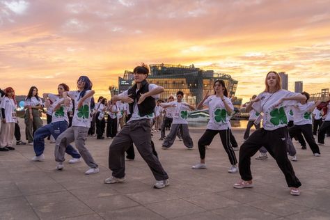 [PHOTOS] The 13th K-POP Cover Dance participants from 13 countries gather at various Seoul landmarks for an epic K-POP dance show! Kpop Dance Cover, Cover Dance, Dance Workshop, K Pop Dance, Fan Dance, Han River, Dance Festival, Dance Cover, River Park