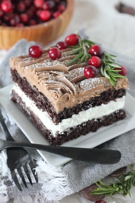 Delicious Christmas Yule Log Sheet Cake Yule Log Sheet Cake, Holiday Sheet Cake Design, Christmas Texas Sheet Cake, Xmas Log Cake, Yule Log Burning Ritual, Christmas Dessert Recipes Chocolate, Christmas Tree Sheet Cake, Holiday Cakes Winter, Christmas Icebox Cake